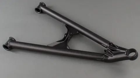 A-Arm - Polaris, Nedre Høyre - Sort OEM: 2204429-293, 2204429-458